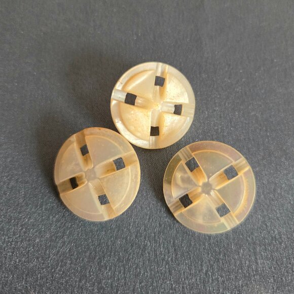Vintage carved mother of pearl buttons. - Picture 3 of 5
